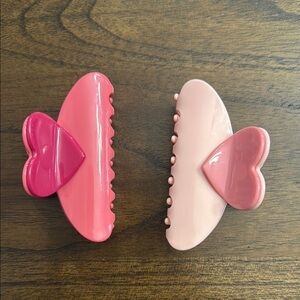LAST CHANCE! Item will be donated 1/16/25. 
Pink and Light Pink Heart Hair Clips